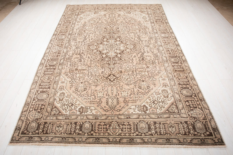 9' 6" x 6' 4" Excellent Hand-Knotted Antique Neutral Area Rug - Yasi & Fara 
