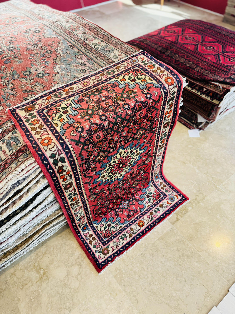 5' 6" x 3' 2" Excellent Hand-Knotted Vintage Tribal Rug - Yasi & Fara 