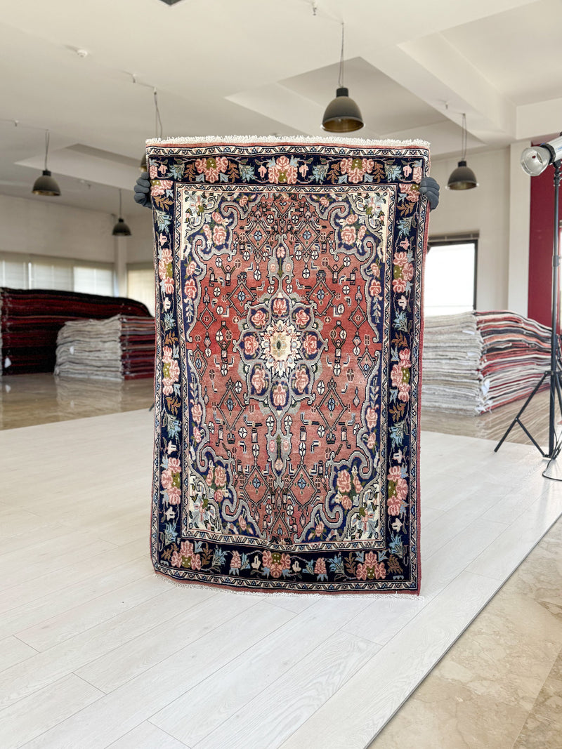 4' 10" x 3' 1" Excellent Hand-Knotted Vintage Collectible Rug - Yasi & Fara 