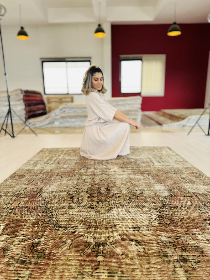 9' x 6' Excellent Hand-Knotted Antique Faded Area Rug - Yasi & Fara 