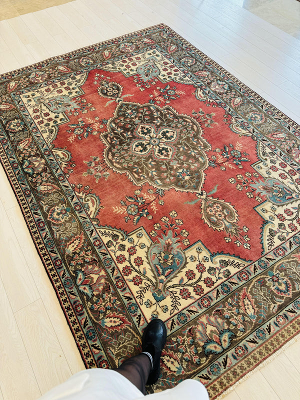 9' 5" x 6' 8" Excellent Hand-Knotted Antique Area Rug - Yasi & Fara 