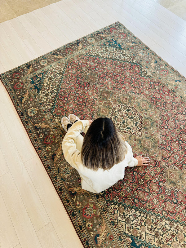 10' 1" x 6' 7" Excellent Hand-Knotted Antique Area Rug - Yasi & Fara 