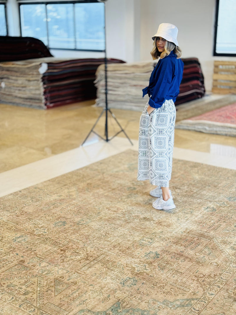 12' 2" x 9' 1" Excellent Hand-Knotted Antique Faded Large Area Rug