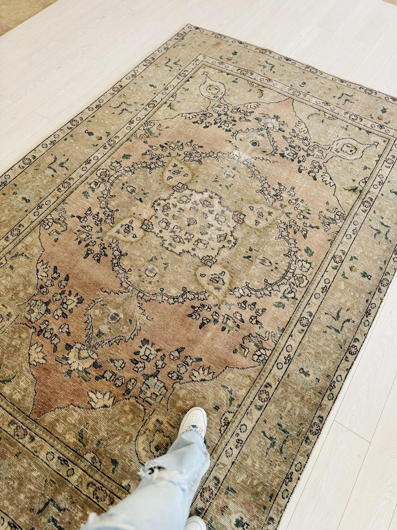 9' 6" x 6' 4" Excellent Hand-Knotted Antique Faded Area Rug - Yasi & Fara 