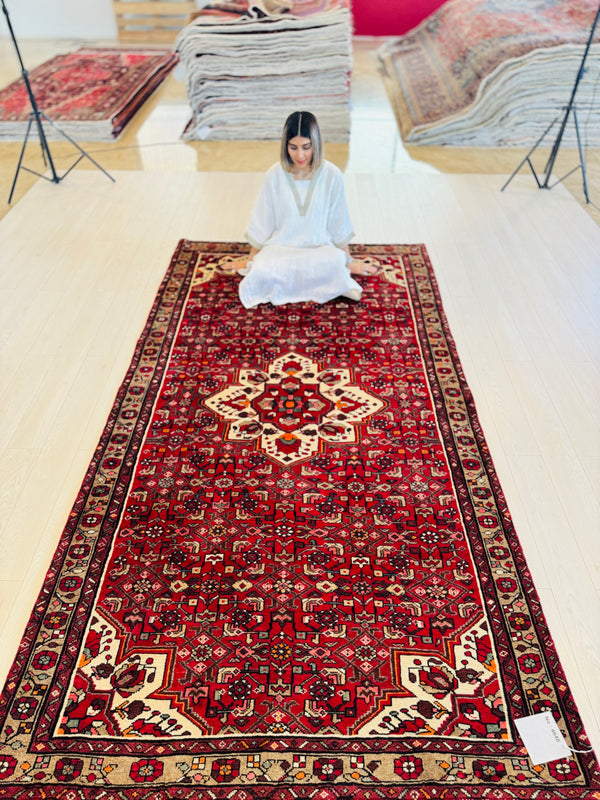 9' 11" x 5' 3" Excellent Hand-Knotted Vintage Tribal Rug