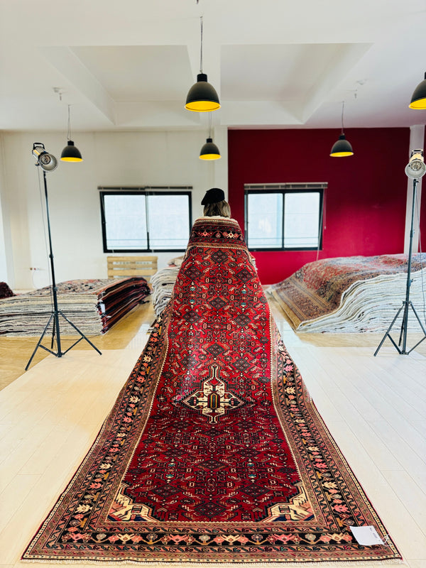 9' 10" x 5' 1" Excellent Hand-Knotted Vintage Tribal Rug - Yasi & Fara 