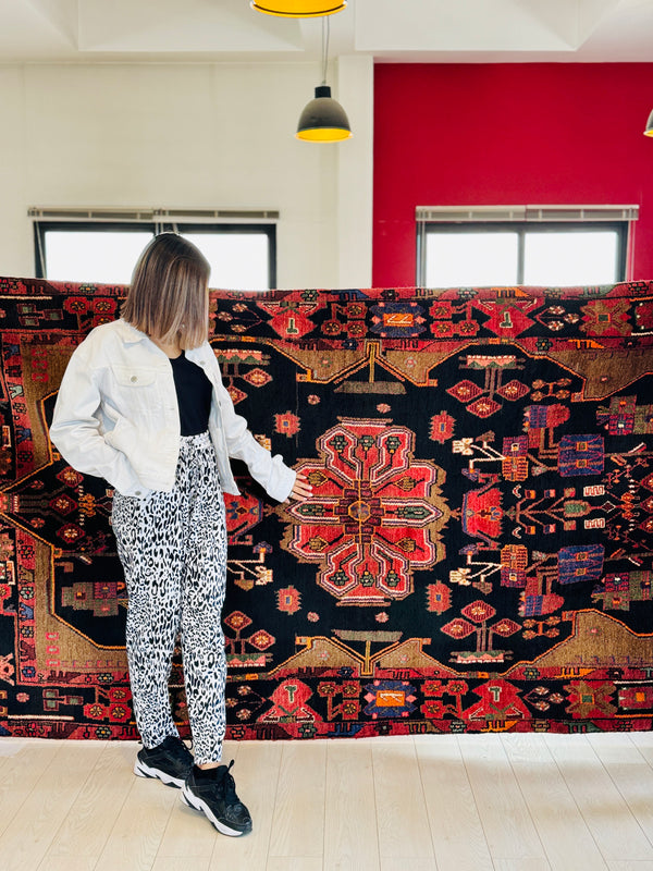 9' 2" x 4' 11" Excellent Hand-Knotted Vintage Tribal Rug - Yasi & Fara 