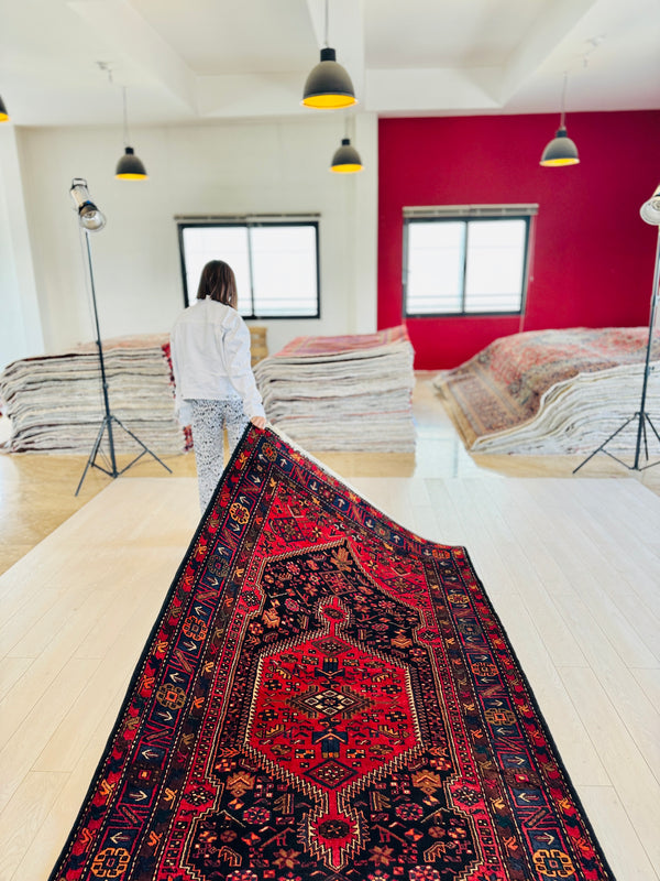 8' 11" x 5' 1" Excellent Hand-Knotted Vintage Tribal Rug - Yasi & Fara 