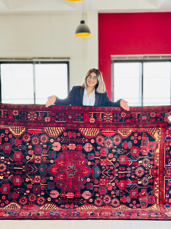 8' 8" x 5' 4" Excellent Hand-Knotted Vintage Tribal Rug