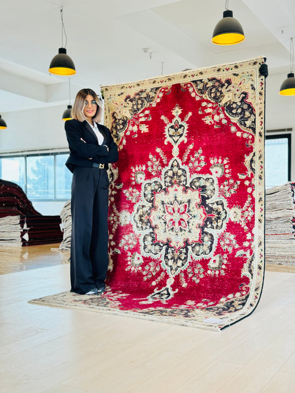 8' 4" x 5' 1" Excellent Hand-Knotted Antique Area Rug