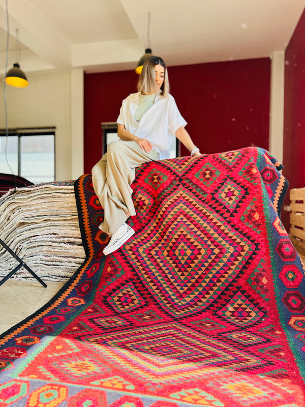 9' 6" x 5' 3" Excellent Handwoven Vintage Tribal Kilim Rug