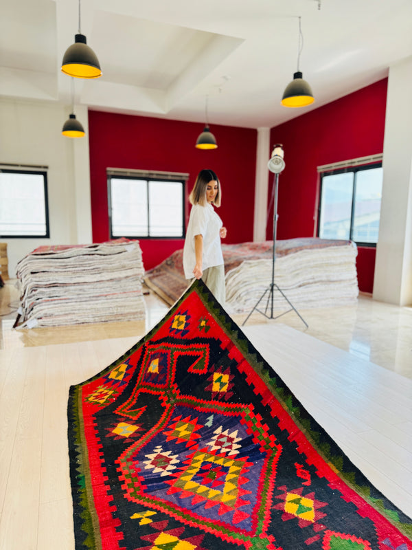 8' 10" x 4' 4" Excellent Handwoven Vintage Tribal Kilim Rug