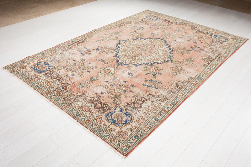 9' 1" x 6' Excellent Hand-Knotted Antique Neutral Faded Pink Area Rug - Yasi & Fara 