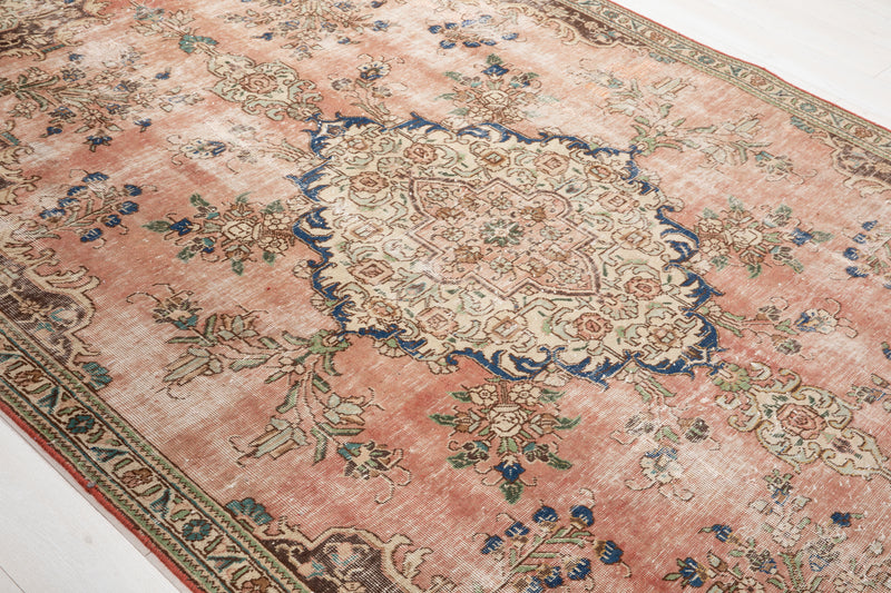 9' 1" x 6' Excellent Hand-Knotted Antique Neutral Faded Pink Area Rug - Yasi & Fara 