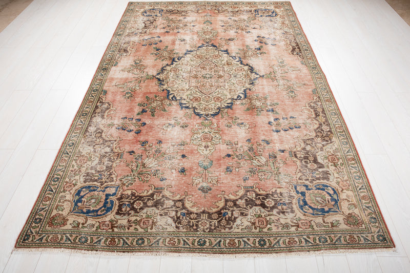 9' 1" x 6' Excellent Hand-Knotted Antique Neutral Faded Pink Area Rug - Yasi & Fara 