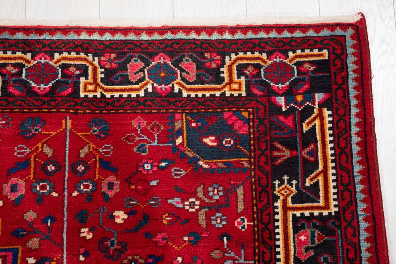 10' 4" x 5' 9" Excellent Hand-Knotted Vintage Collectible Tribal Rug