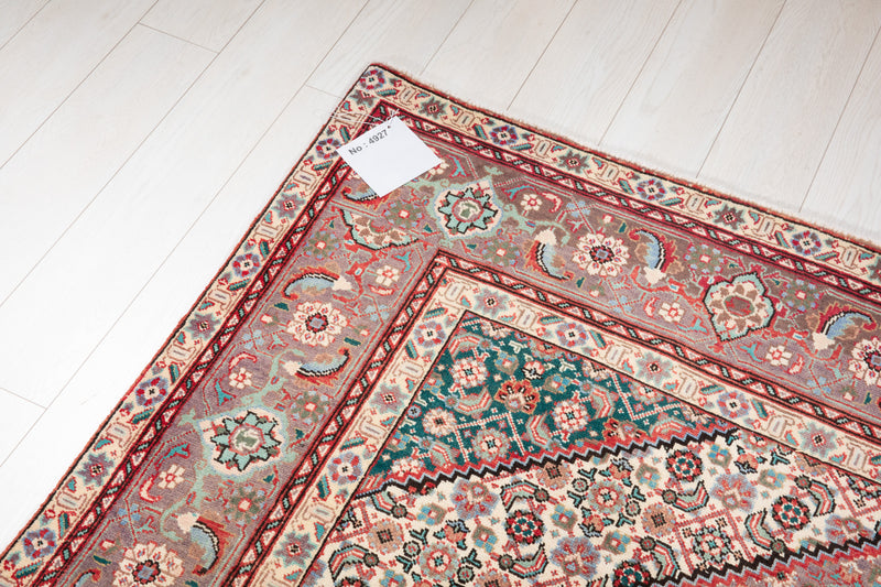 9' 11" x 6' 6" Excellent Hand-Knotted Vintage Area Rug - Yasi & Fara 