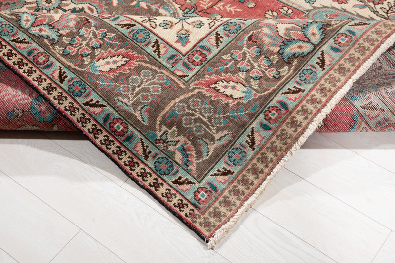 9' 5" x 6' 8" Excellent Hand-Knotted Antique Area Rug - Yasi & Fara 